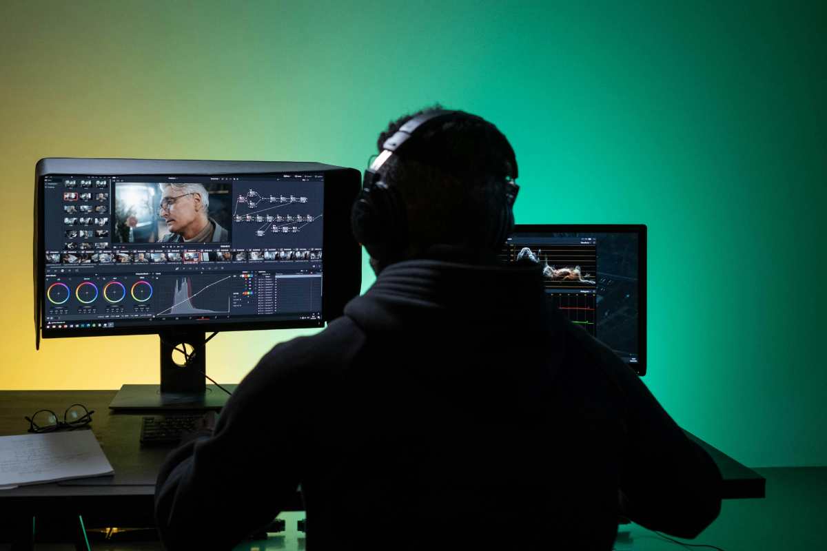 Un ragazzo che scarica un video sul pc