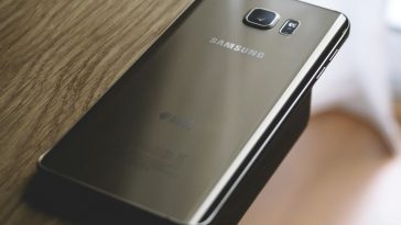 Un telefono Samsung posato su un tavolo