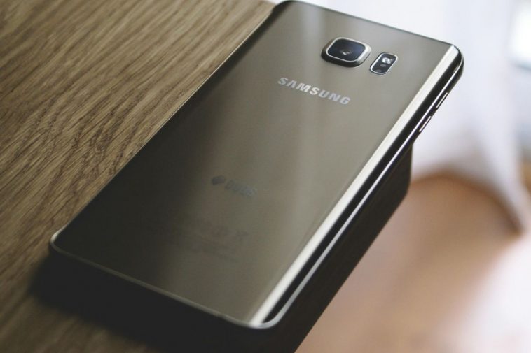 Un telefono Samsung posato su un tavolo