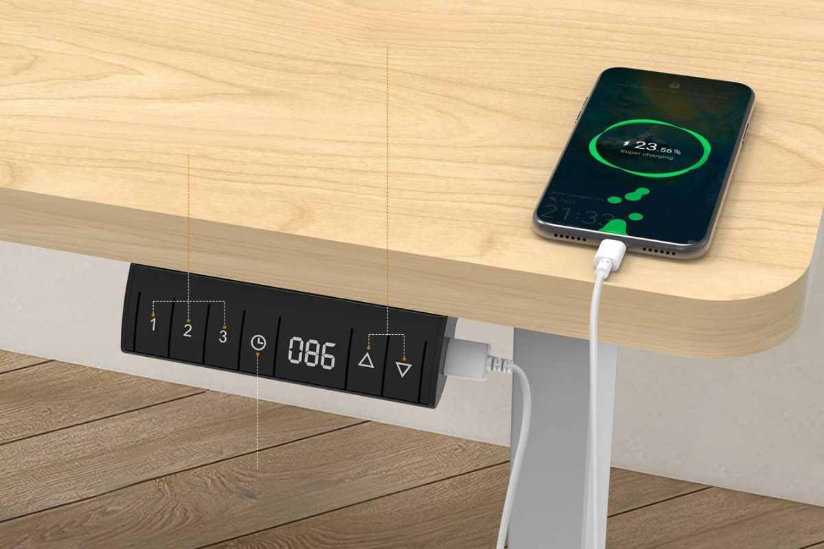 dettaglio scrivania che ricarica cellulare con cavo