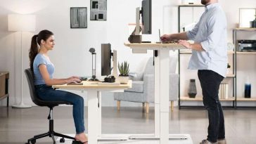 scrivania con ragazza seduta, scrivania con ragazzo alzato