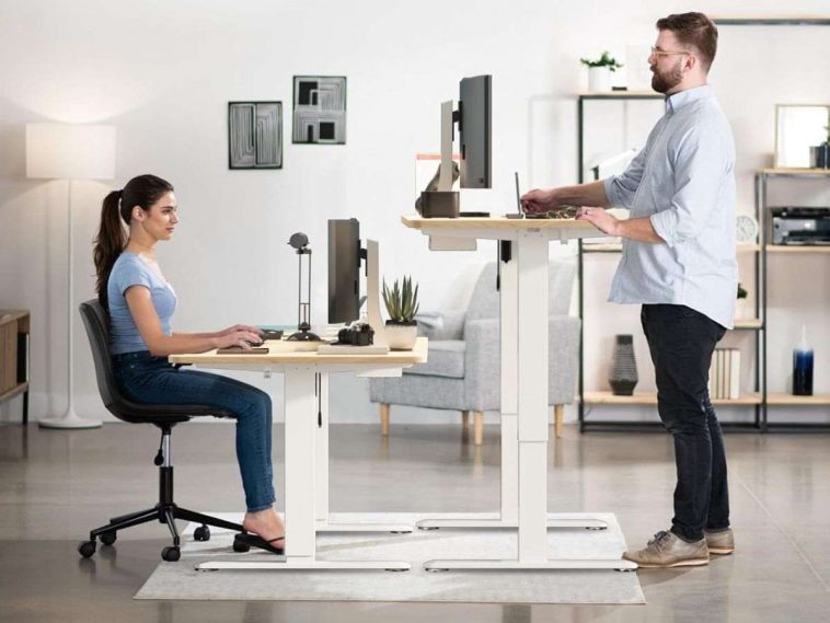 scrivania con ragazza seduta, scrivania con ragazzo alzato