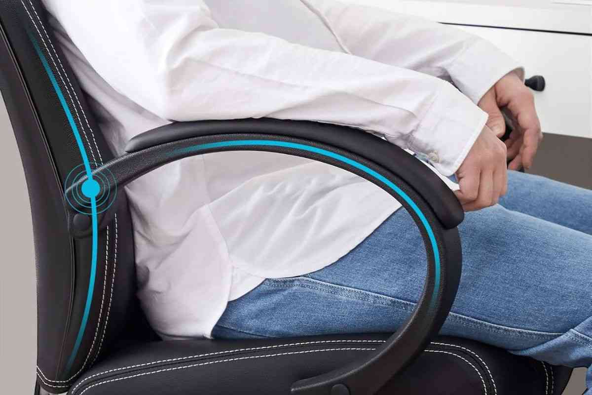 dettaglio ragazzo con camicia bianca appoggiato a bracciolo sedia