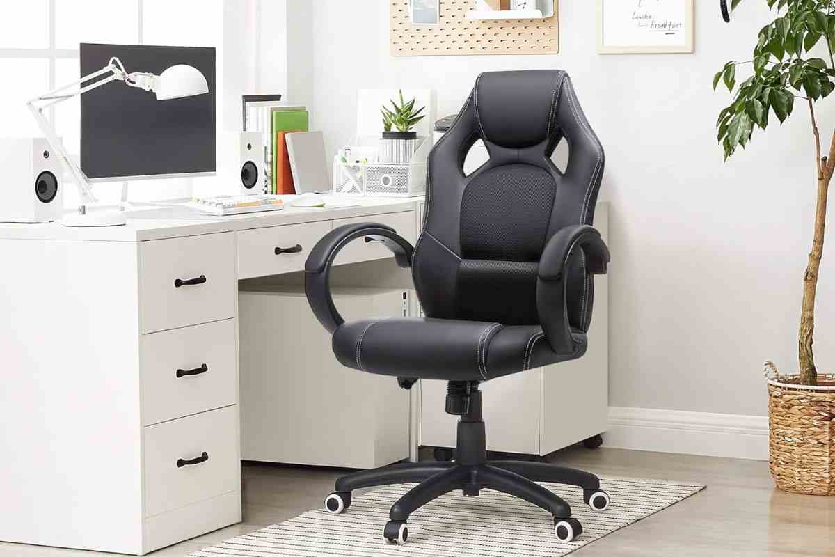 sedia SONGMICS davanti a scrivania