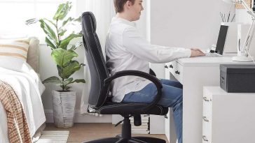 ragazzo seduto a scrivania su sedia gaming