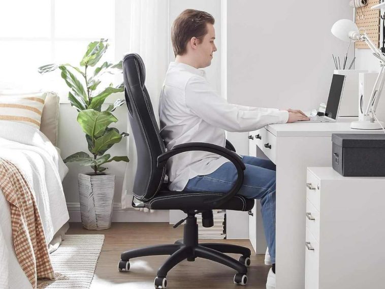 ragazzo seduto a scrivania su sedia gaming