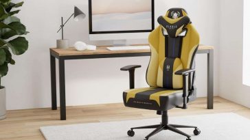 sedia DIABLO X-Player 2.0 davanti a scrivania con monitor pc