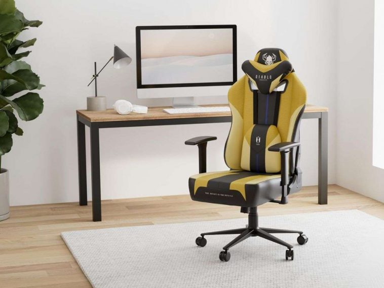 sedia DIABLO X-Player 2.0 davanti a scrivania con monitor pc