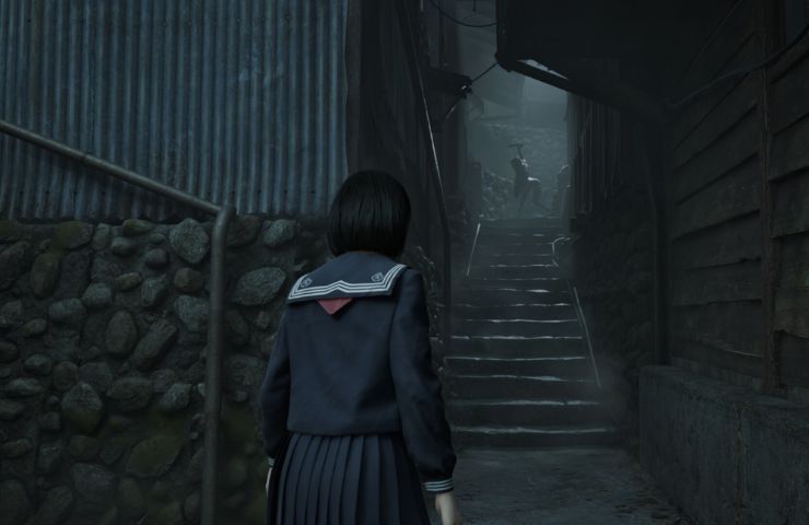 screenshot di silent hill f con protagonista che si avvia verso una scala con un demone in cima