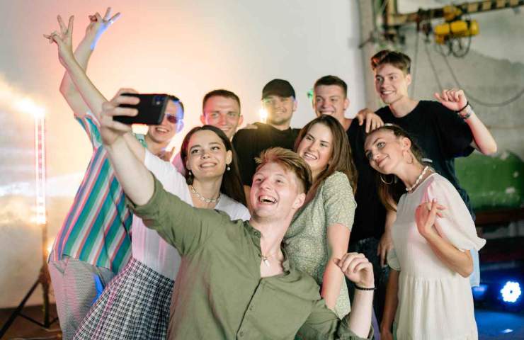 gente che si fa un selfie