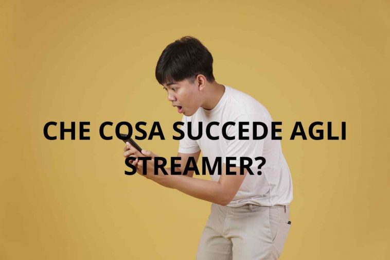 uomo sorpreso con il cellulare