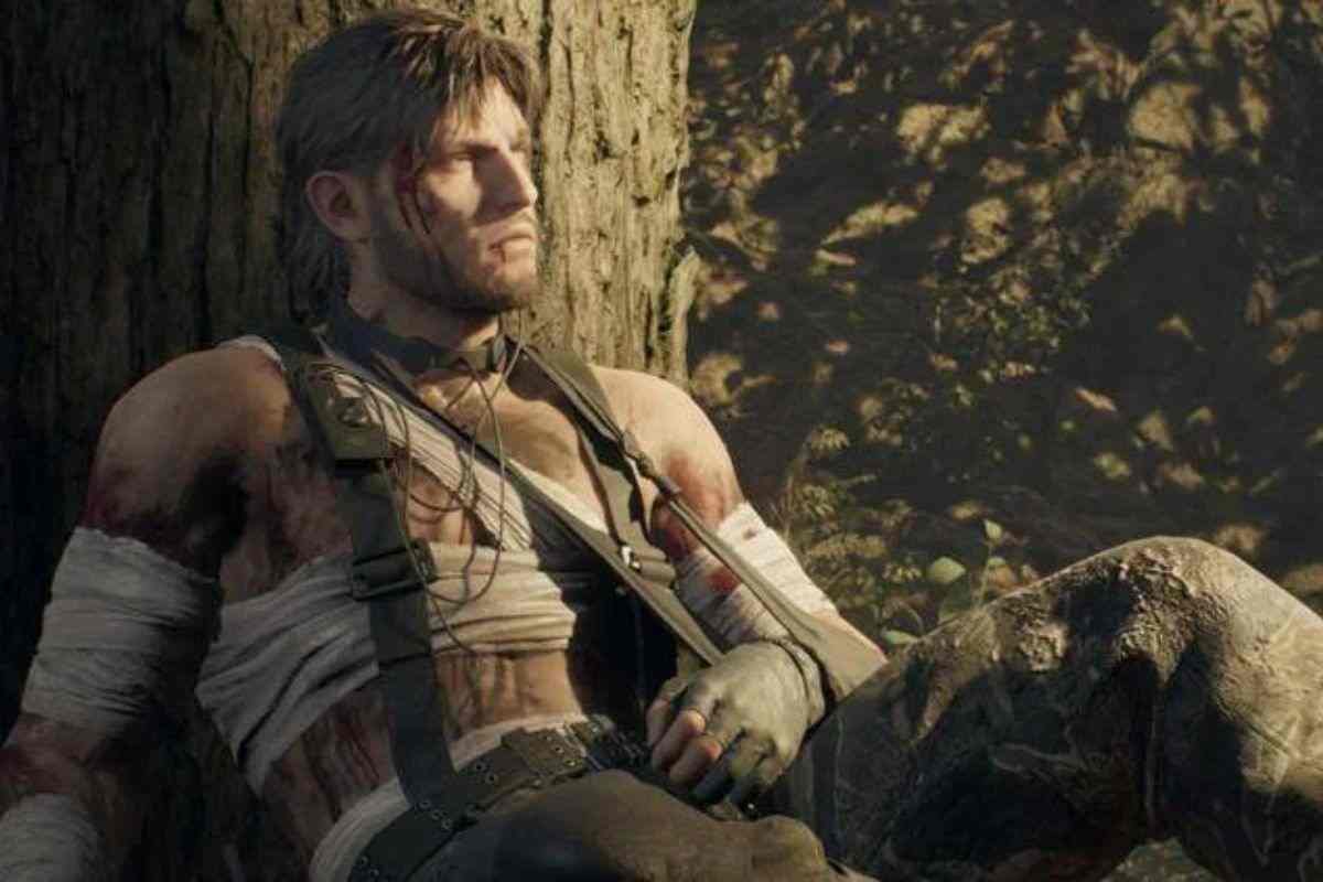 snake appoggiato a un albero con braccio rotto