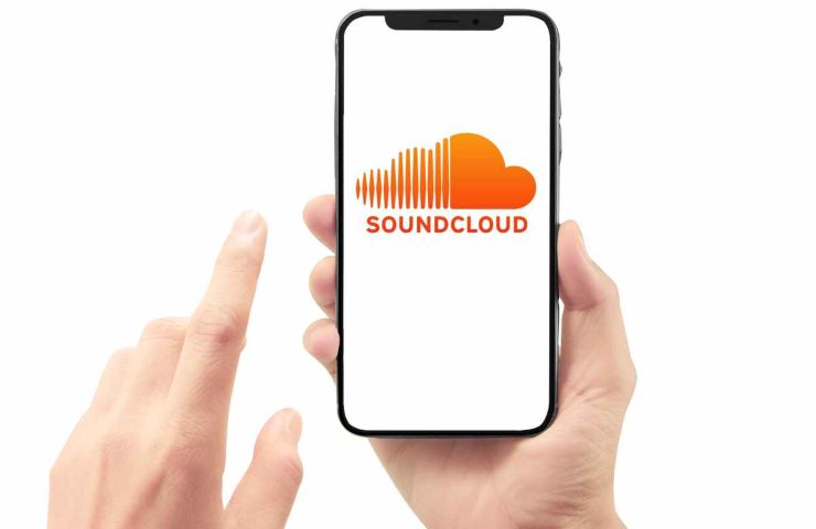 mani con telefono e logo soundcloud