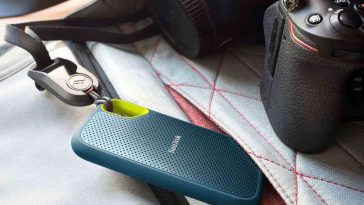 SanDisk Extreme 4TB SSD Esterno Portatile con moschettone sotto coperta