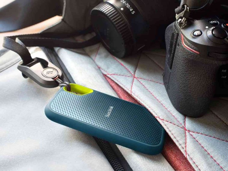 SanDisk Extreme 4TB SSD Esterno Portatile con moschettone sotto coperta
