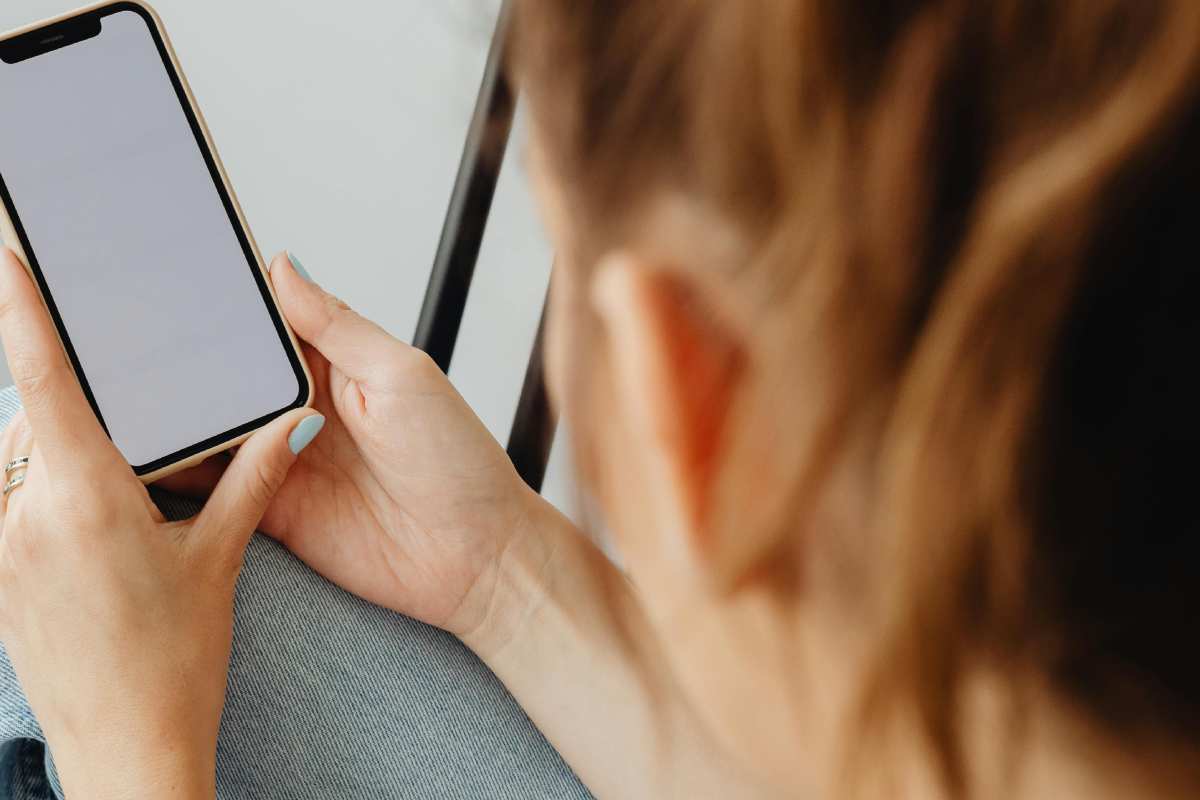 Una ragazza che guarda il telefono