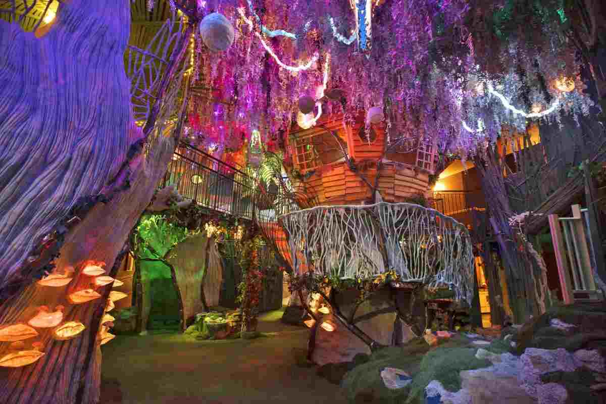 opera artistica di meow wolf simile a caverna di strega in un bosco