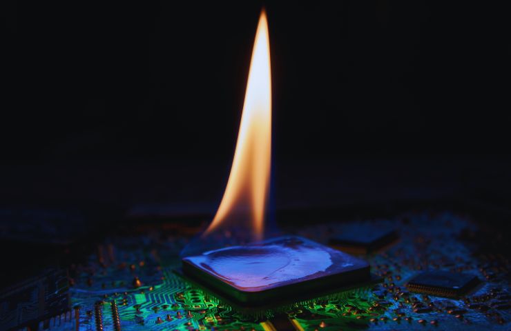 circuito elettronico con una fiamma sopra