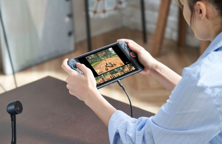 persona che sta giocando a mario kart world con switch 2 tra le mani