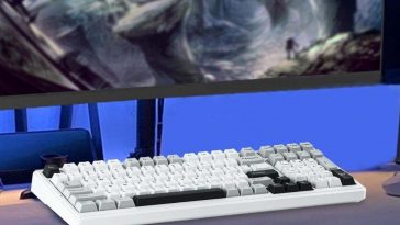 tastiera Epomaker appoggiata davanti al PC su una postazione da gaming