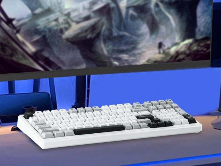 tastiera Epomaker appoggiata davanti al PC su una postazione da gaming