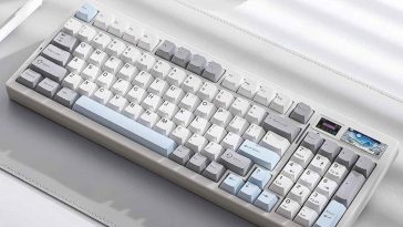 YUNZII IF99 Tastiera meccanica bianca su scrivania