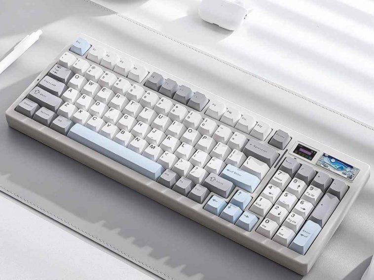 YUNZII IF99 Tastiera meccanica bianca su scrivania