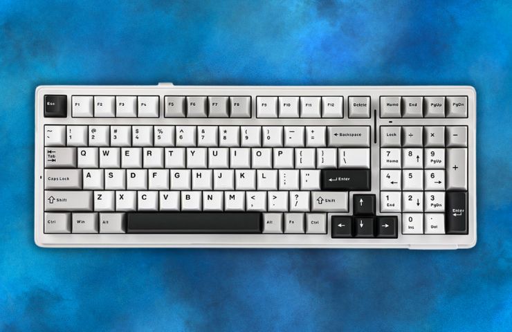 tastiera Epomaker bianca e nera su sfondo fumoso blu