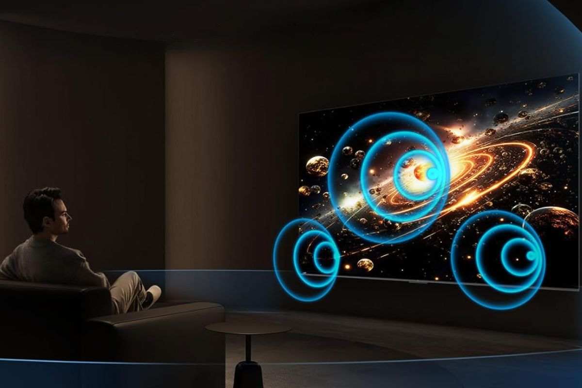uomo guarda prgramma astronomico su smart tv