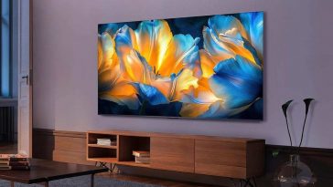 TCL 50Q6C 50" QD-Mini LED SMART TV, appesa al muro su parete attrezzata