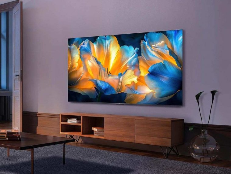 TCL 50Q6C 50" QD-Mini LED SMART TV, appesa al muro su parete attrezzata