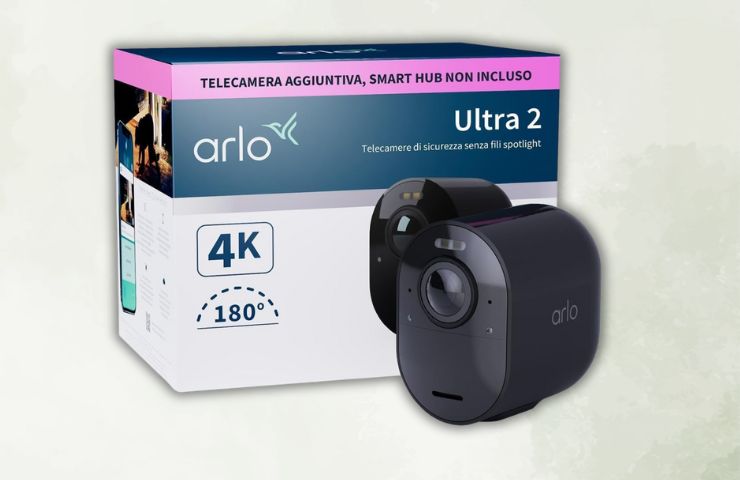 telecamera arlo ultra 2 con confezione su sfondo verde chiaro