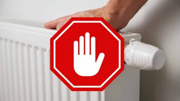 mano su un termosifone bianco