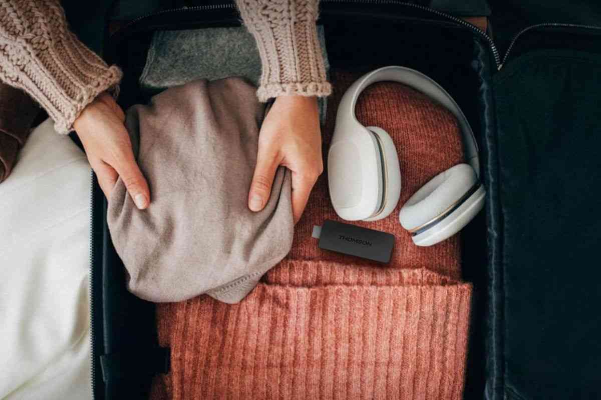 chiavetta thomson all'interno di valigia che viene preparata