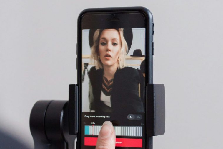 Una ragazza registra un video su Tik Tok