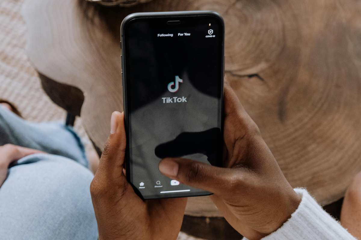 Un utente che avvia l'app di TikTok sul telefono