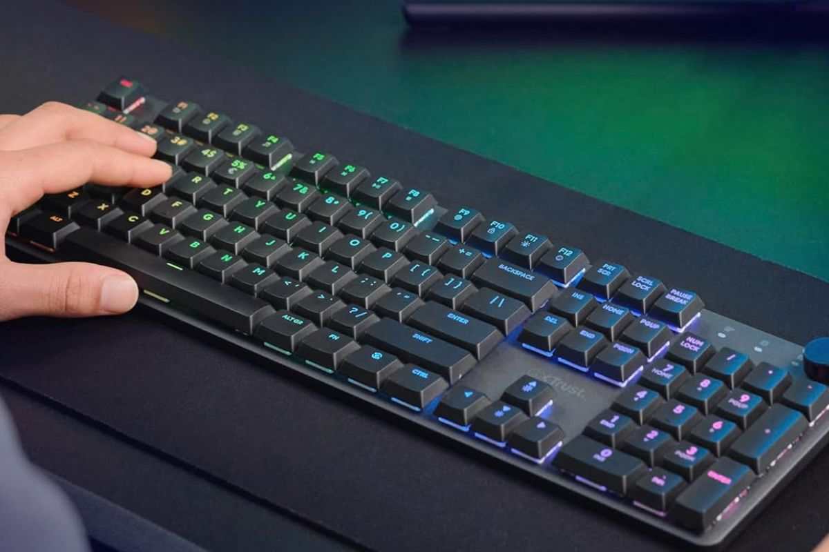 tastiera led rgb con mano umana