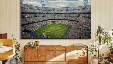 samsung smart tv crystal in un salotto che trasmette una partita di calcio