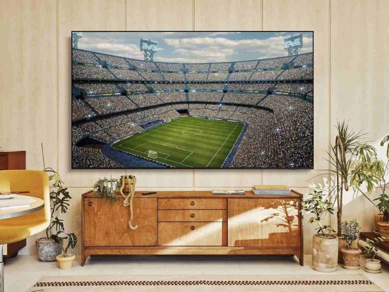 samsung smart tv crystal in un salotto che trasmette una partita di calcio