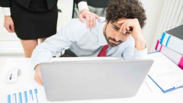 uomo in ufficio sconvolto