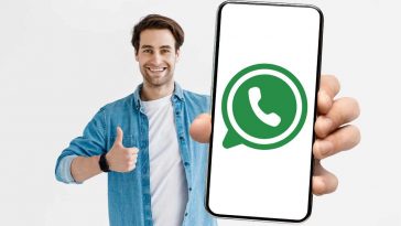 uomo ok con smartphone e logo whatsapp