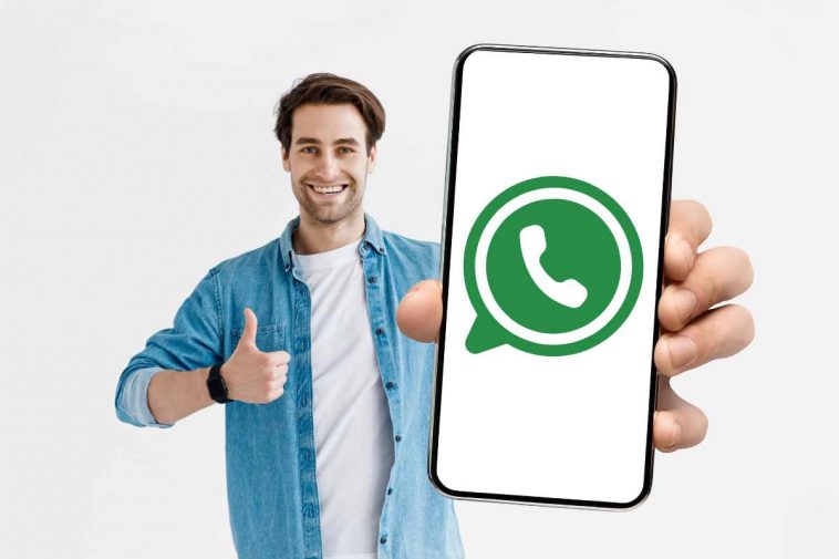uomo ok con smartphone e logo whatsapp