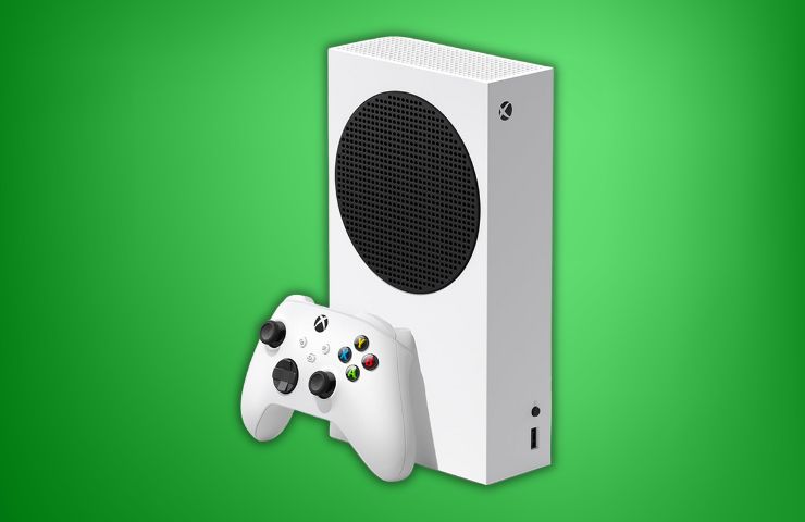 xbox series s bianca con controller su sfondo verde