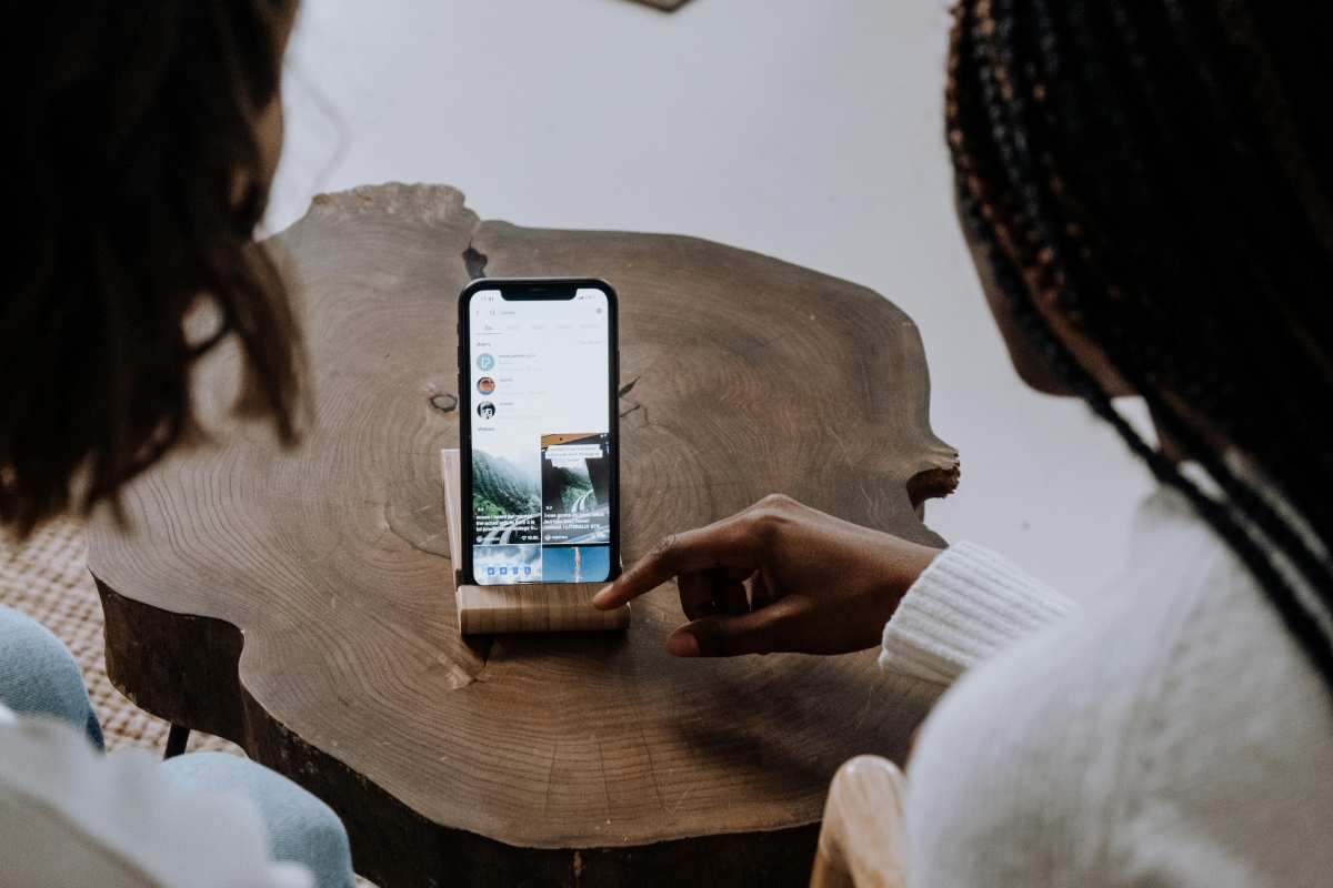 Due ragazzi che guardano un reel su TikTok