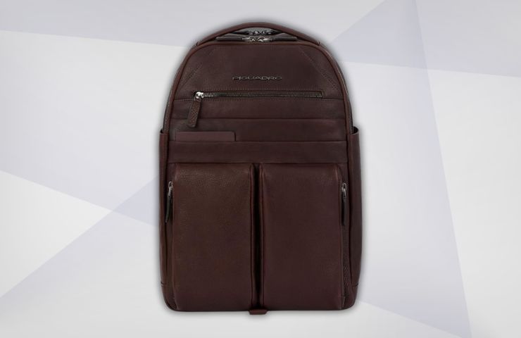 zaino Piquadro su sfondo grigio chiaro