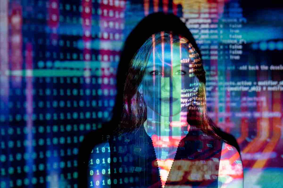 Dei dati informatici proiettati sul volto di una ragazza