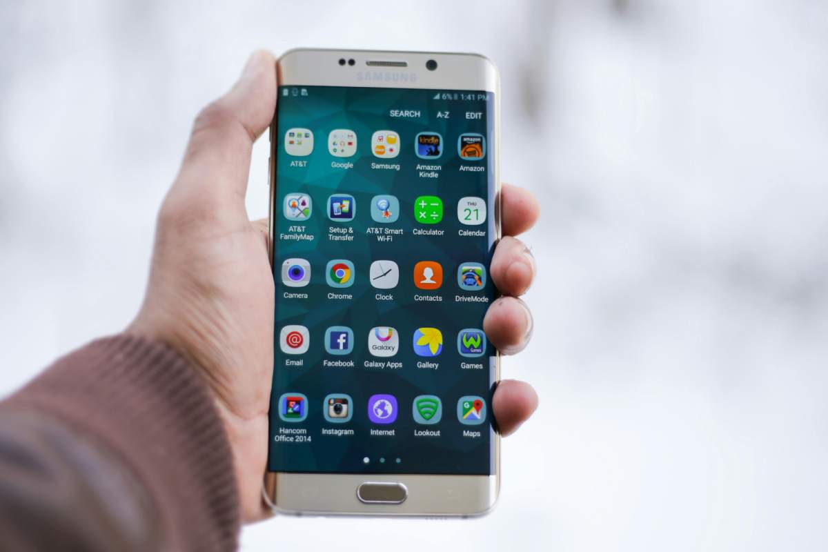 Una mano che regge uno smartphone Samsung con sistema Android