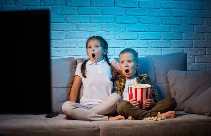 Bambini guardano la TV