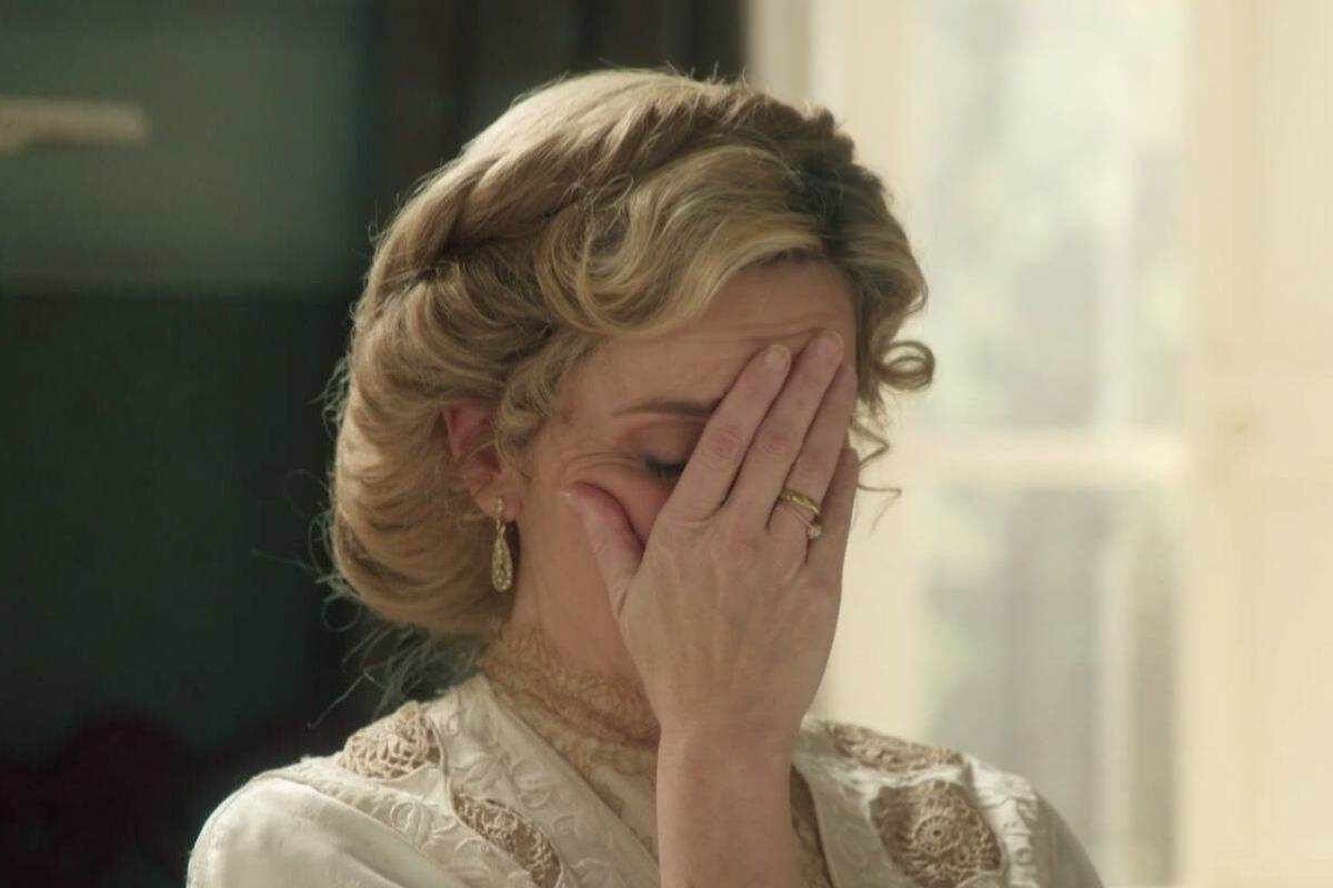 Cruz de La Promessa con le mani sul volto