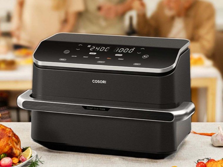 friggitrice ad aria Cosori appoggiata sul tavolo con ingredienti intorno